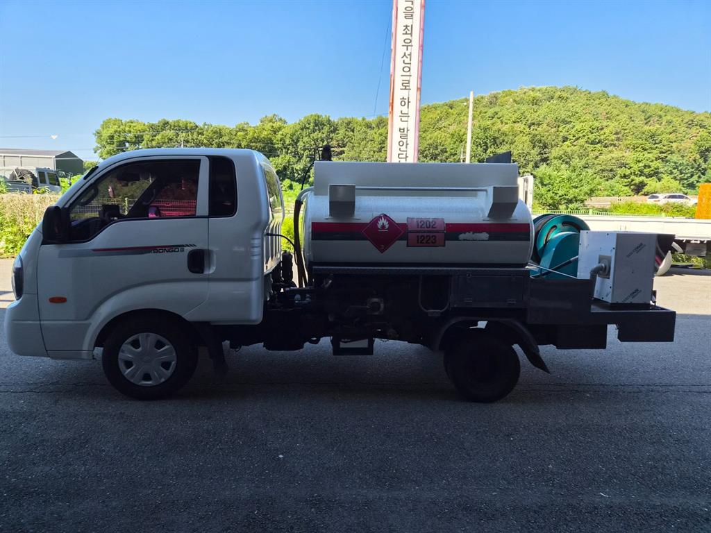 기아 봉고 1톤 탱크로리 2019년식 운전석 쪽 측면과 탱크