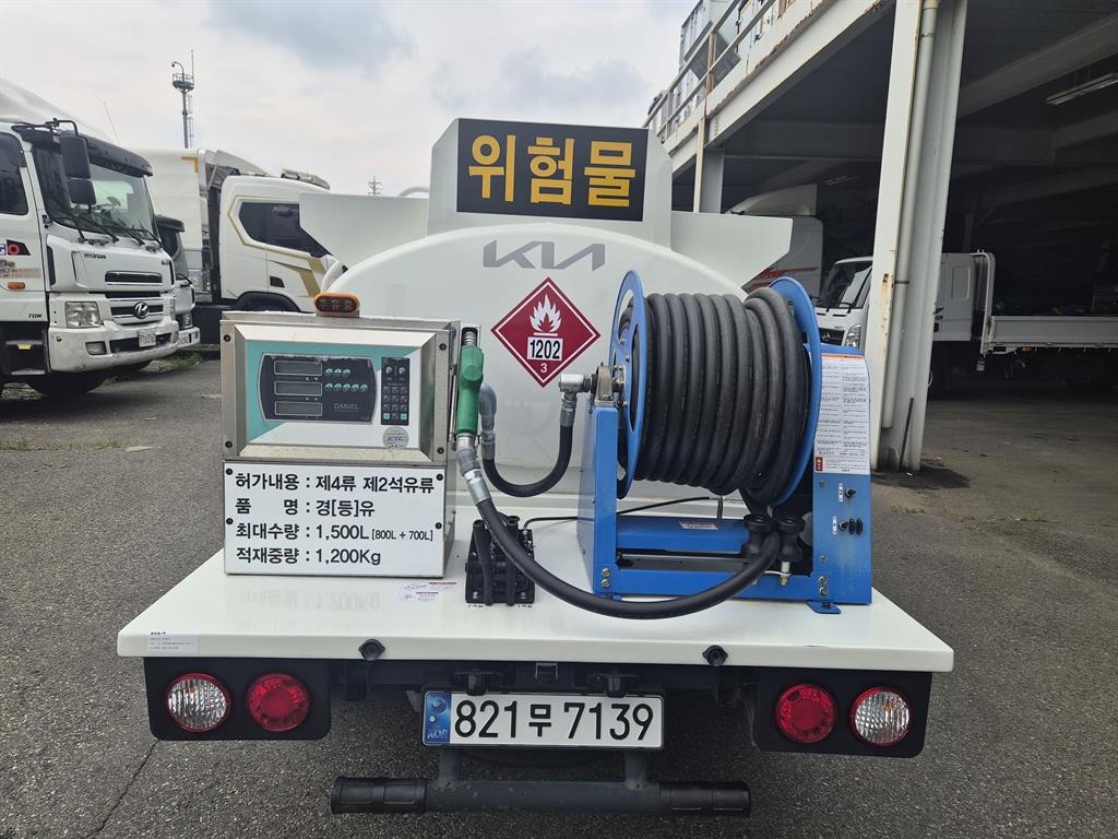 기아 봉고 1톤 탱크로리 2025년식 1,500L 탱크와 주유기 표기