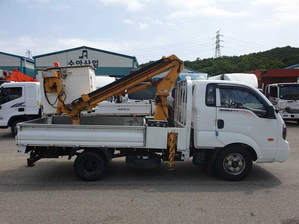 기아 봉고 1.2톤 바가지차 2012년식 조수석 쪽 측면과 접힌 붐