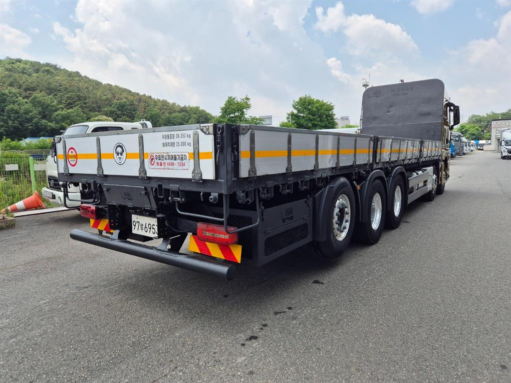 만(MAN) TGX 25톤 카고 2024년식 카고 적재함 후면과 뒤 3축