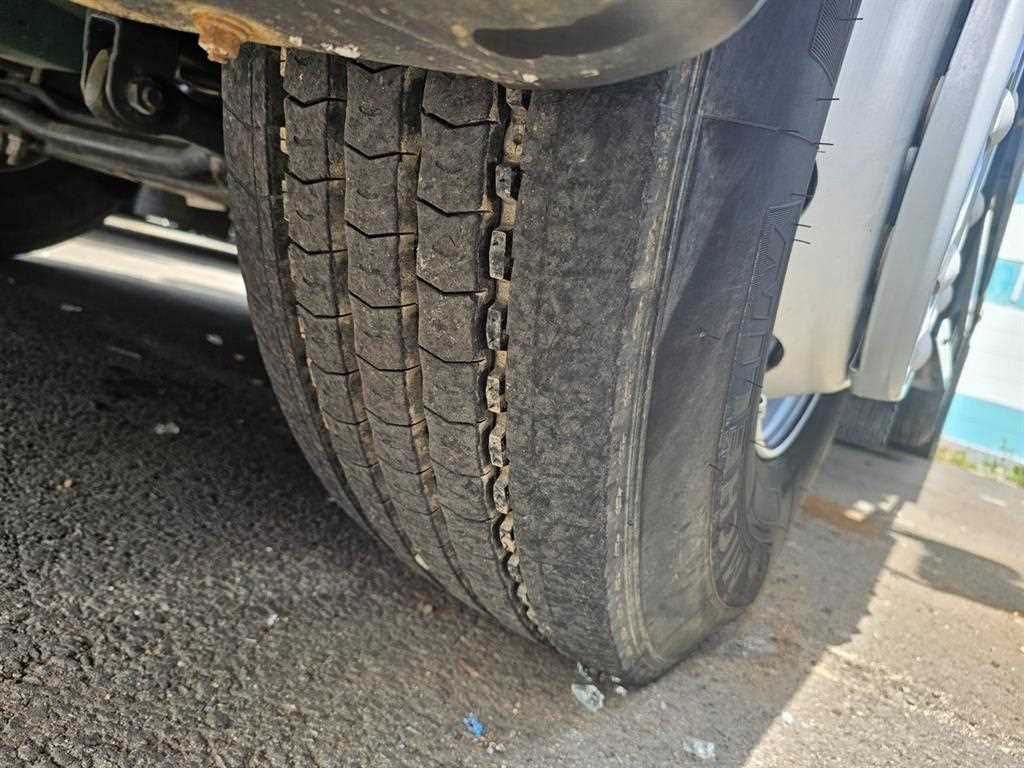 볼보 FL 5톤 암롤 2017년식 뒤 타이어