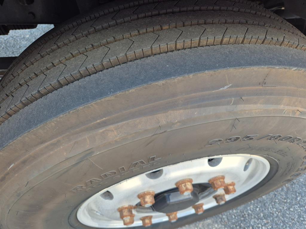 타타대우 맥쎈 8.5톤 윙바디 2023년식 앞 타이어 295/80R22.5