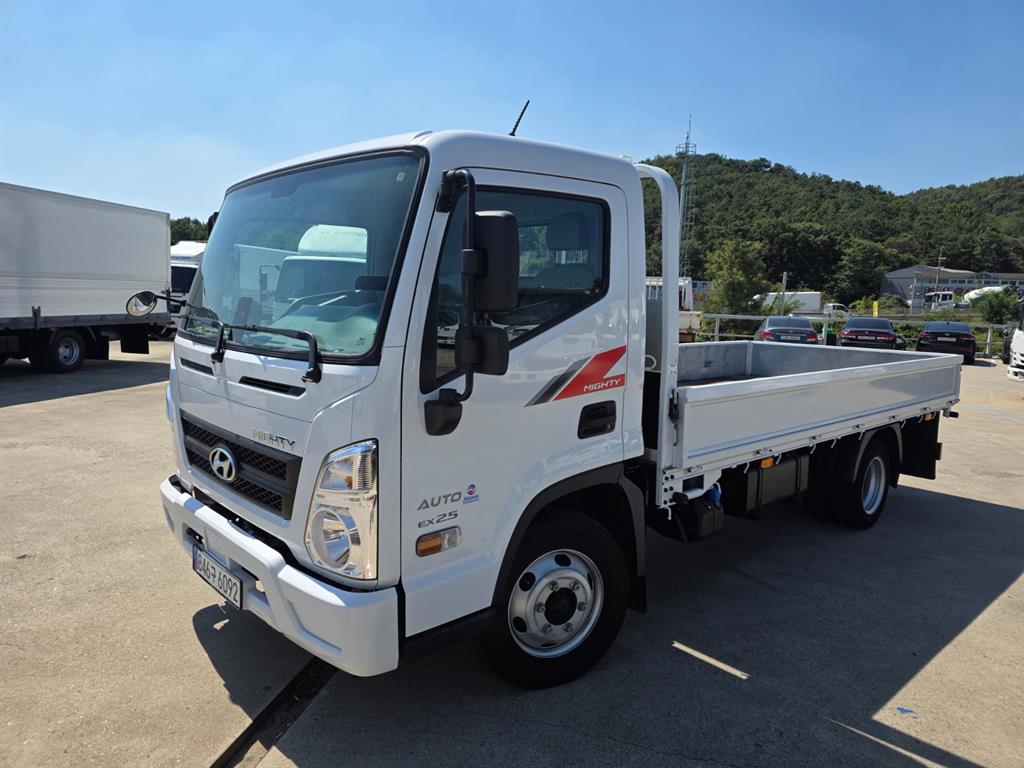 현대 마이티 2.5톤 카고 2024년식 마이티 저상 카고 운전석 쪽 전측면