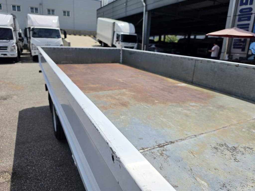 현대 마이티 2.5톤 카고 2024년식 적재함 바닥 철판 상태