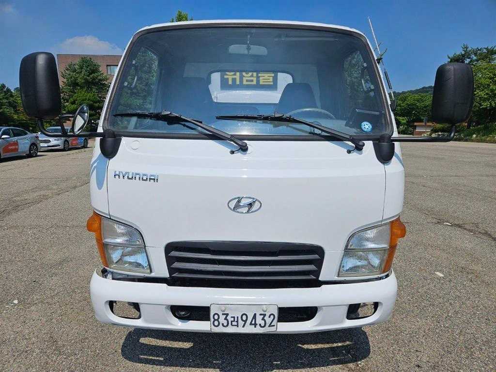 현대 마이티 2.5톤 탱크로리 2014년식 정면과 위험물 표지