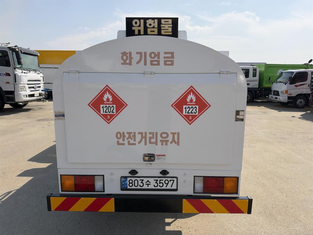 현대 마이티 2.5톤 탱크로리 2026년식 탱크 뒷면 위험물 표지