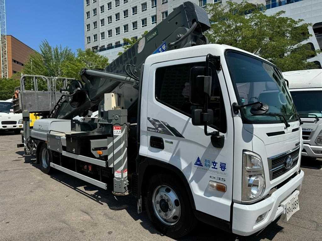 현대 마이티 3.5톤 고소작업차 2017년식 마이티 스카이차 운전석 쪽 전측면