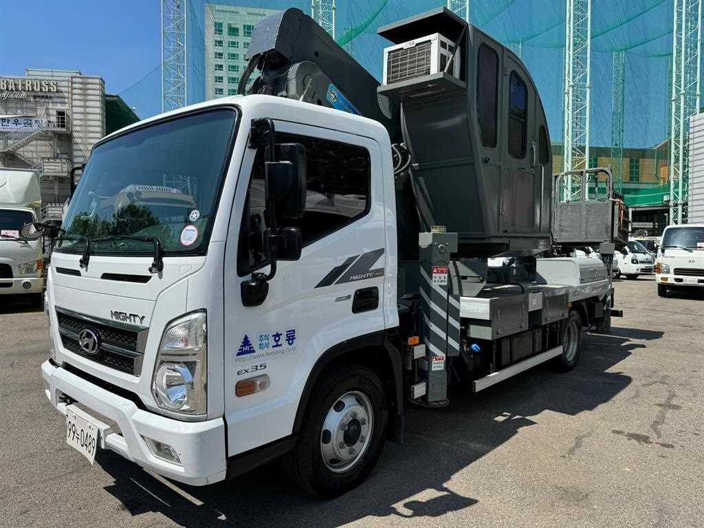 현대 마이티 3.5톤 고소작업차 2017년식 조수석 쪽 전측면과 작업대