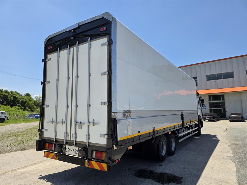 현대 메가트럭 4.5톤 윙바디 2018년식 운전석 쪽 후측면