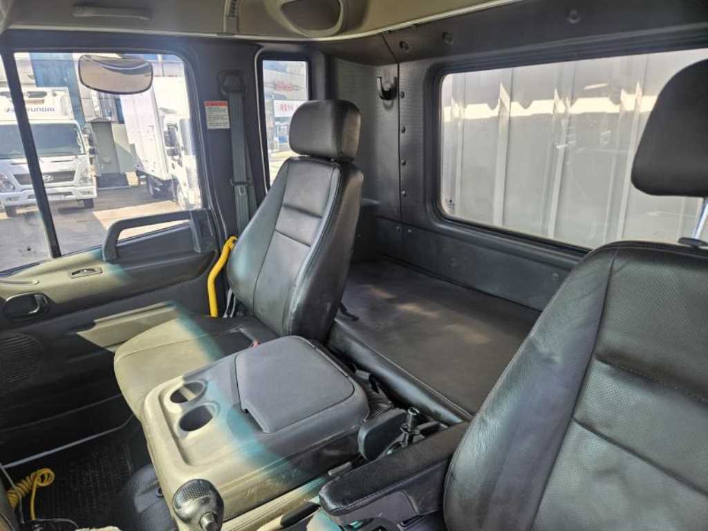 현대 메가트럭 4.5톤 카고 2007년식 캡 실내 뒷공간