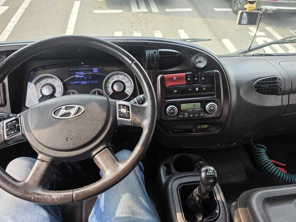 현대 메가트럭 5톤 암롤 2019년식 운전석과 수동 변속기