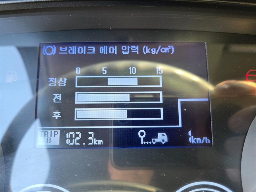 현대 메가트럭 5톤 왕겨및톱밥운송 2010년식 계기판 브레이크 에어 압력 화면
