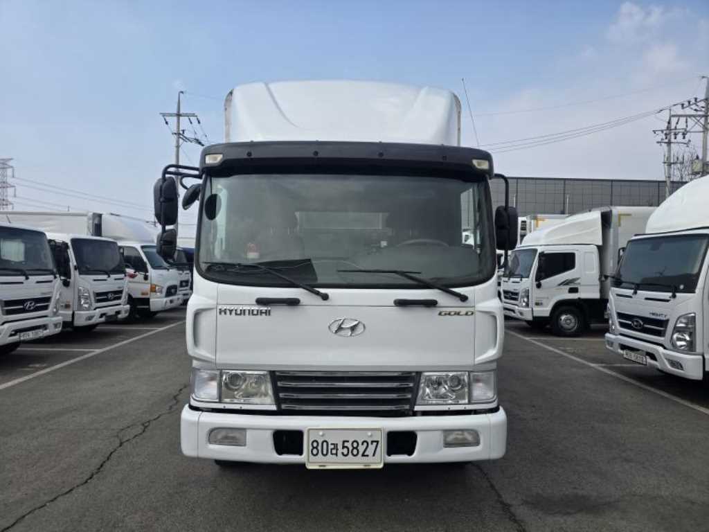 현대 메가트럭 5톤 윙바디 2011년식 정면 HYUNDAI·GOLD 표기