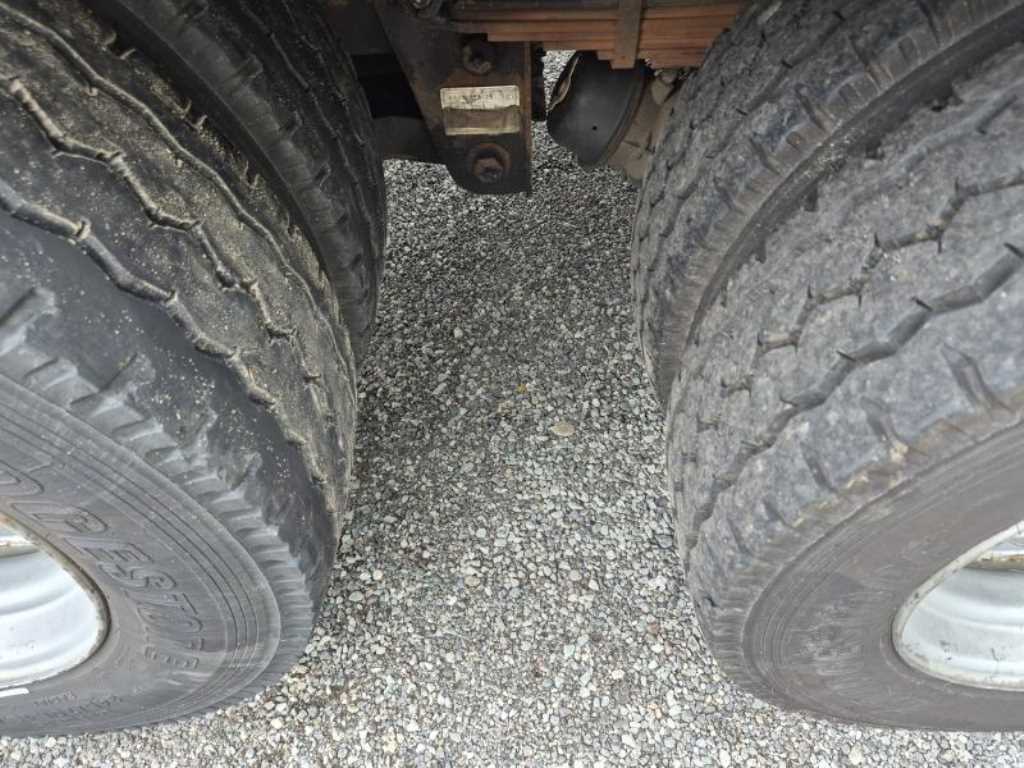 현대 메가트럭 5톤 윙바디 2015년식 뒷축 복륜 타이어