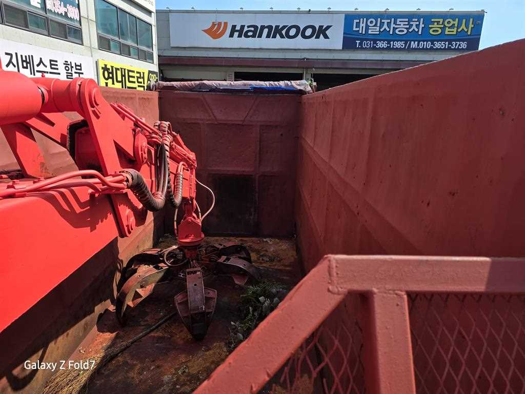 현대 메가트럭 5톤 집게차 2015년식 집게와 적재함 내부