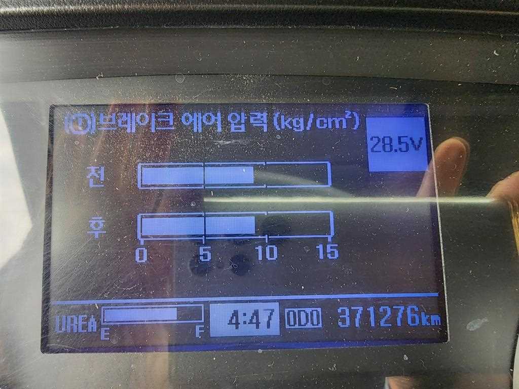 현대 메가트럭 5톤 집게차 2018년식 계기판 주행거리와 에어 압력