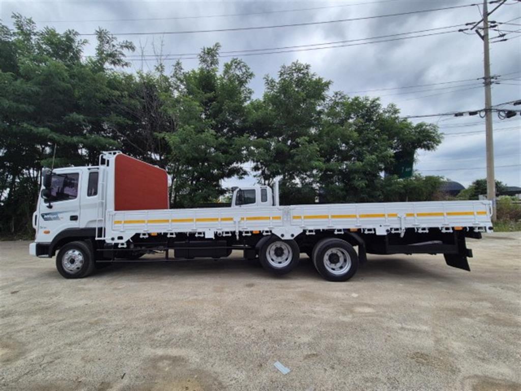 현대 메가트럭 5톤 카고 2015년식 운전석 쪽 측면