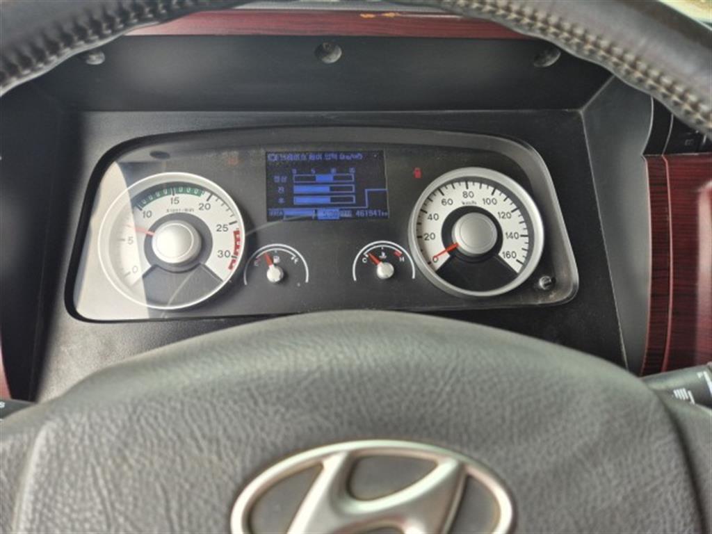 현대 메가트럭 5톤 카고 2015년식 계기판과 핸들
