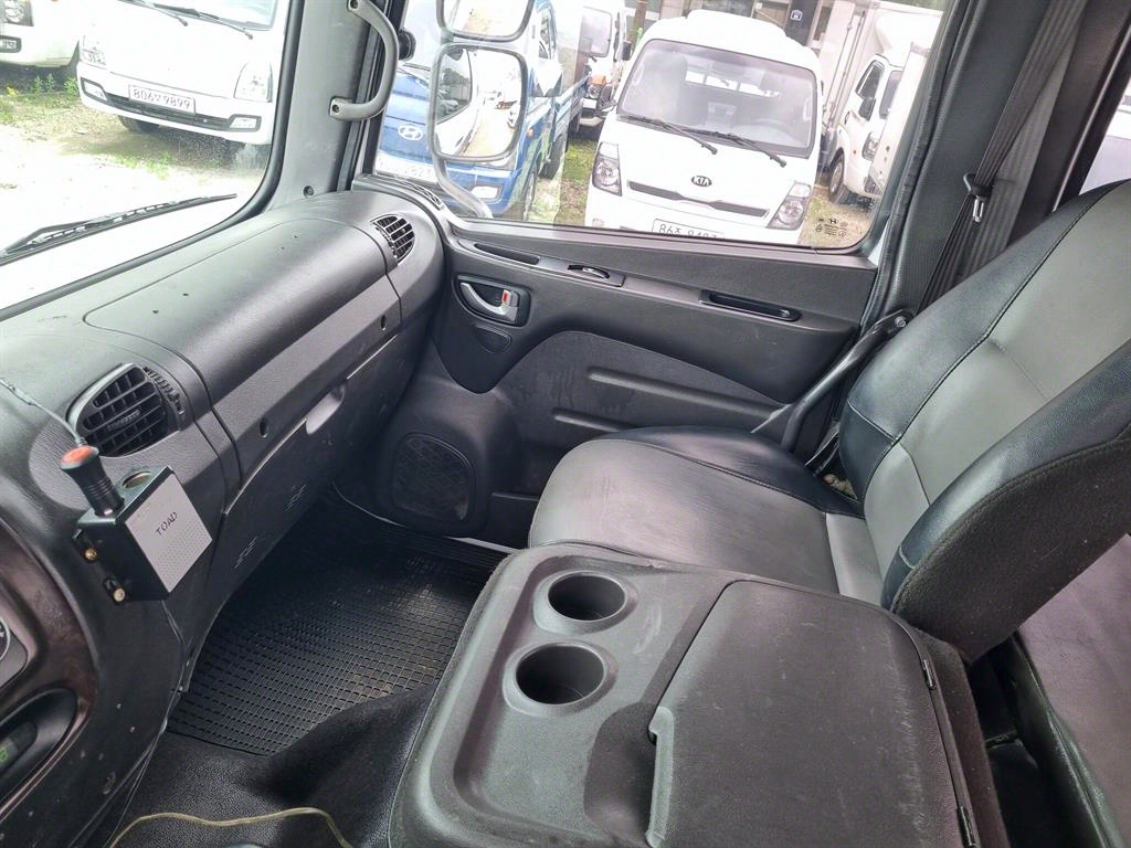 현대 메가트럭 5톤 카고 2018년식 조수석과 실내 공간