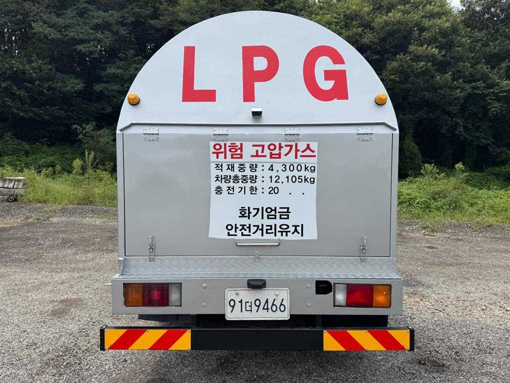 현대 메가트럭 5톤 탱크로리 2016년식 LPG 탱크 후면 표기