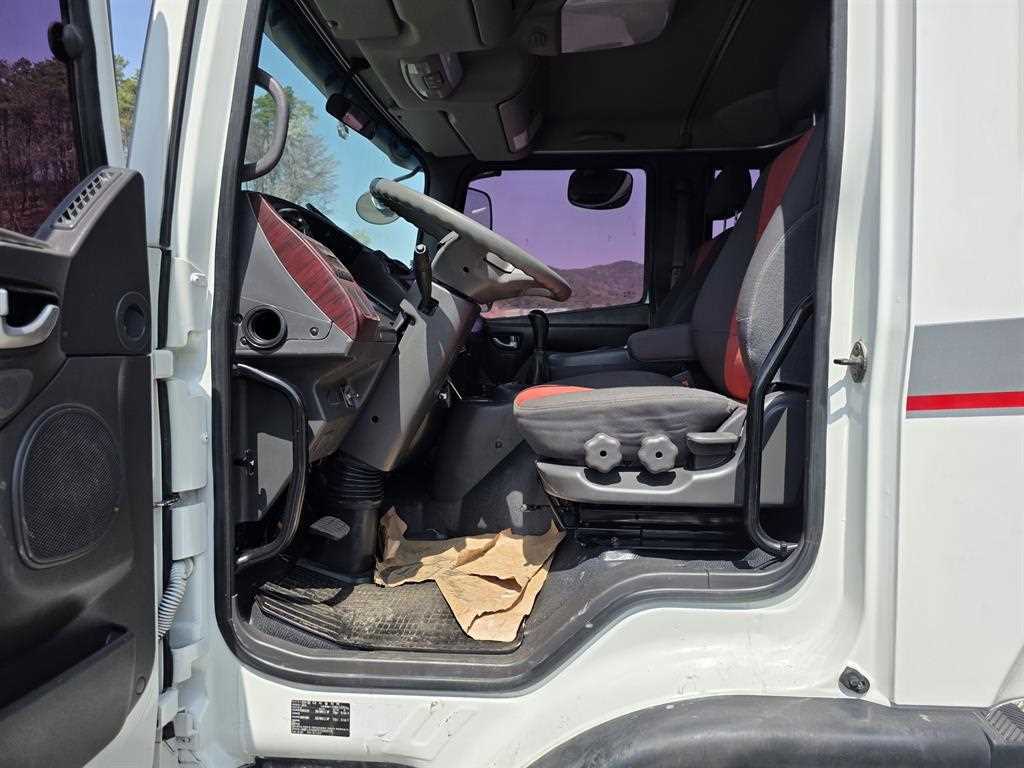 현대 메가트럭 5톤 셀프로더 2015년식 운전석 실내
