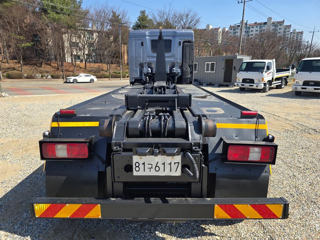 현대 엑시언트 22톤 암롤 2019년식 후면 롤러와 후미등