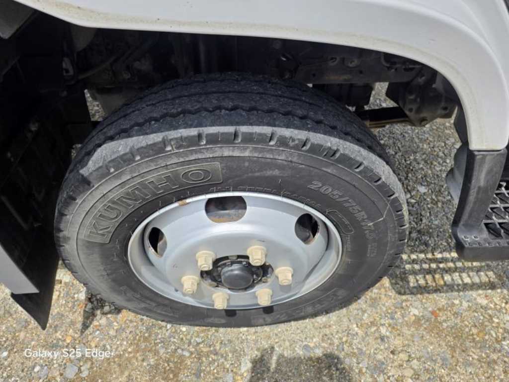 현대 올뉴마이티 3.5톤 내장탑 2020년식 앞 타이어 금호 205/75R17.5