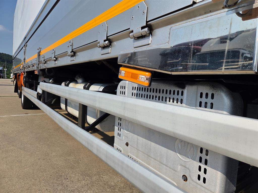 현대 파비스 13톤 윙바디 2025년식 측면 하부와 사이드가드