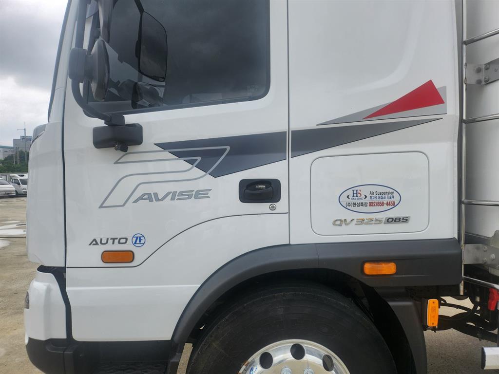 현대 파비스 5톤 냉동탑 2025년식 운전석 도어 AUTO ZF 표기