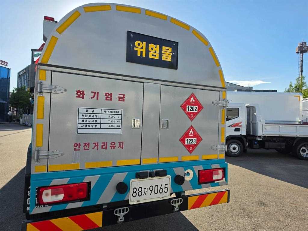 현대 파비스 5톤 탱크로리 2023년식 탱크 후면 표기 9,000L